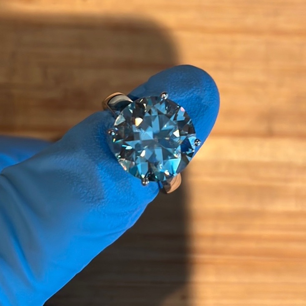 9.14 Ct Ice Blue Moissanite Ring set in 925 silver band. - Picture 3 of 12